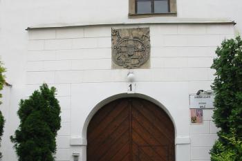 vstupní zám.portál s erbem (© D Dohňanský, 07/2015)