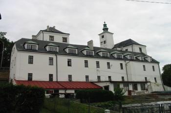 hospopdářská budova na jihu,která uzavírá vnitřní nádvoří (© D Dohňanský, 07/2015)