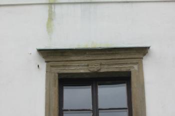 detail okna (© D Dohňanský, 07/2015)