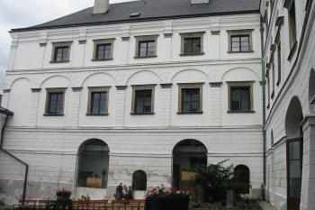 záp.křídlo vnitřního nádvoří (© D Dohňanský, 07/2015)