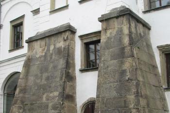 mohutné opěráky věže (© D Dohňanský, 07/2015)
