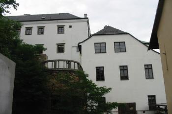 západní strana zámku,vpravo hosp.budova,vlevo záp.křídlo vlastního zámku (© D Dohňanský, 07/2015)