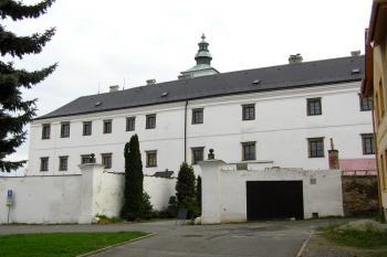 pohled na vstupní část zámku od severu, z náměstí ( © Jan P. Štěpánek 10/2007)