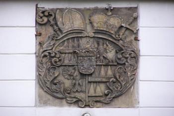 erb olomouckého arcibiskupa Jakuba Arnošta z Lichtenštejna nad branou do zámku ( © Jan P. Štěpánek 10/2007)