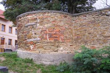 drobná kamenná rensanční bašta v severozápadním nároží ( © Jan P. Štěpánek 10/2007)