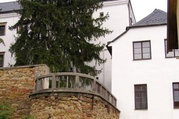 renesanční kamenná bašta v jihozápadním nároží zámeckého areálu ( © Jan P. Štěpánek 10/2007)