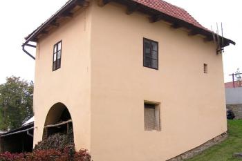 zajímavá stavba  v areálu bývalého hospodářského zázemí zámku ( © Jan P. Štěpánek 10/2007)