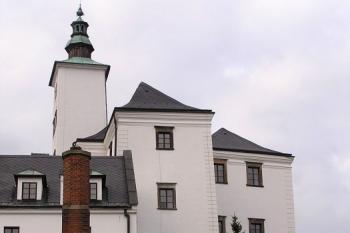 pohled od jihu na nejstarší gotickou část zámku ( © Jan P. Štěpánek 10/2007)