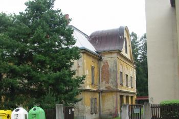 pohled na hlavní průčelí od cesty (© D Dohňanský, 08/2014)