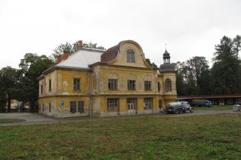 hlavní zám.průčelí od jz., rovněž záběr pořízený po 60ti létech (© D Dohňanský, 10/2016)