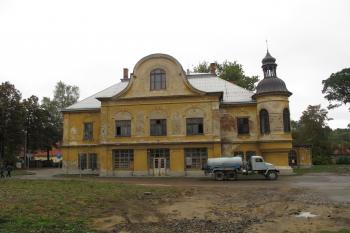 čelní pohled na hlavní průčelí,pořízený z této vzdálenosti poprvé po asi 60ti létech (© D Dohňanský, 10/2016)
