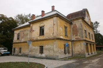 Pohled na zámek od hlavního vstupu do areálu (© Pavel Lasztovicza, 10/2016)