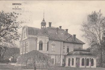 Zámek na pohlednici kolem r. 1915. ( © zdroj:https://www.obecbranky.cz)