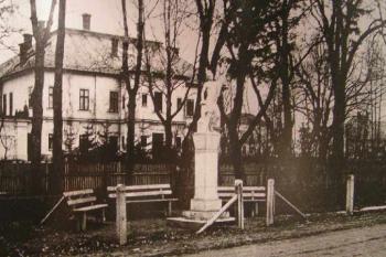stará fotografie nového zámku od řeky se sochou sv. Floriána (© obecní úřad Branky)
