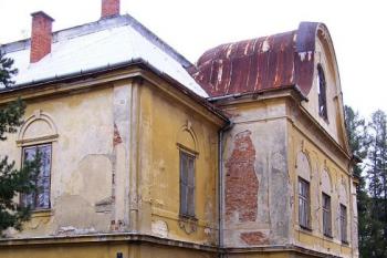 Vstupní průčelí zámku ( © Jan P. Štěpánek 10/2007)