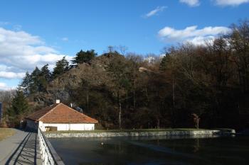 pohled na mlýn s rybníkem (a vrchem Kalvárie) ( © Milan Caha 03/2012)