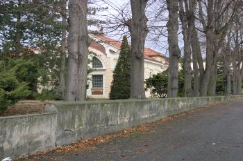 Vodárna od vstupu do areálu (© Jaroslav Valečka, 03/2012)