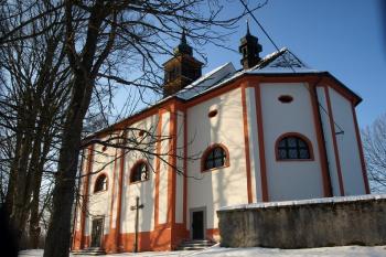 presbytář a loď kostela ( © Milan Caha 03/2012)