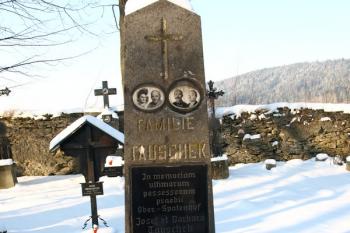 náhrobek na hřbitově ( © Milan Caha 03/2012)