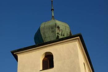 zvonové patro věže se sdruženými okny (© Milan Caha 03/2012)