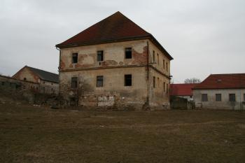 Budova tvrze ( © Petr Nožička 02/2011)
