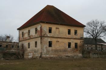 Budova tvrze ( © Petr Nožička 02/2011)