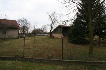 Pohled na pahorek tvrziště ( © Petr Nožička 03/2012)
