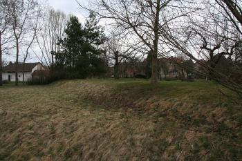 Pohled na val tvrziště ( © Petr Nožička 04/2012)