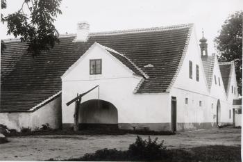 1928 Pohled na budovy bývalého zájezdního hostince (© foto: archiv města Velešína, autor neznámý)