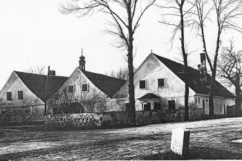 1933 Pohled na bývalý zájezdní hostinec Holkov (© foto: archiv města Velešína, autor neznámý)