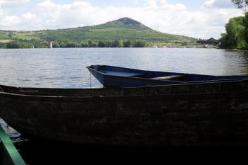 pohled na Radobýl od Žernoseckého jezera (© František Kinař, 04/2012)