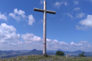 Radobýl - kříž na vrcholu (© Simona Kidlesová, 8/2017)