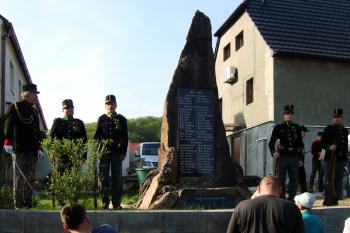 Fotografie ze slavnostního odhalení obnoveného pomníku (© archiv MÚ Litvínov 04/2012)