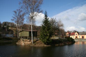 Pohled na tvrziště ( © Petr Nožička 04/2012)