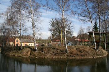 Pohled na tvrziště ( © Petr Nožička 04/2012)
