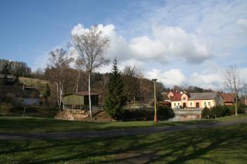 Celkový pohled na tvrziště s příkopem ( © Petr Nožička 04/2012)
