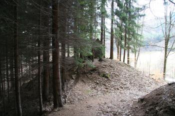 Pohled na tvrziště s příkopem ( © Petr Nožička 04/2012)