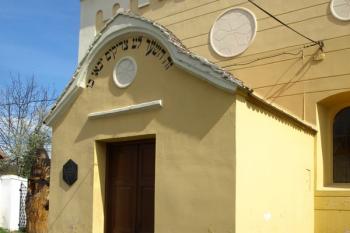 vchod do synagogy ( © Milan Caha 04/2012)