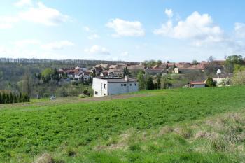 Pohled na Evaň ze staré evaňské silnice (© František Kinař, 04/2012)