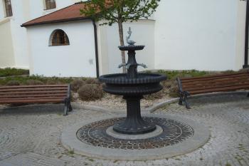 kašna u kostela (© Marcela Váňová  04/2022)