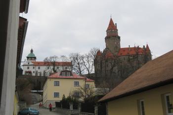 Bouzov - pohled z podhradí (© Robert Šebl, 03/2008)
