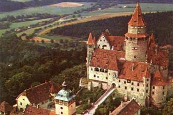 Letecký pohled na hrad Bouzov (©Jaroslav Juryšek)