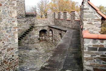 východní parkán jádra ( © Petr Komárek 24/10/2004)