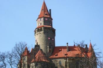 Hrad Bouzov od východu ( © Bc. Pavel Becke, 04/2007)