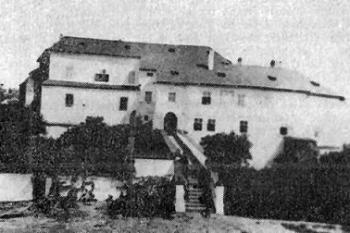vstupní průčelí před pseudogotickou přestavbou ( © A. Prokop: Album der Burgen und Schlösser Mährens (in F. Musil: Cenný ikonografický materiál k moravským hradům a zámkům, Vlastivědný věstník moravský 37, Muzejní a vlastivědná společnost v Brně, Brno 1985))