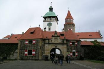 Průčelí hradu (© Vojtěch Novák 05/2004)