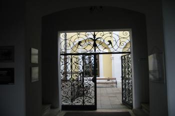 pohled z vstupní haly do vnitřního nádvoří (© D Dohňanský, 07/2015)