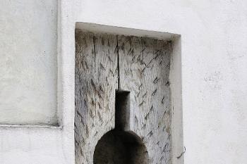 střílnový otvor odkrytý na fasádě zámku ( © Jan P. Štěpánek 03/2006)