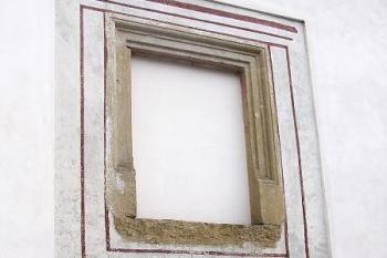 renesanční kamenné ostění a fresková výzdoba - pozůstatek bývalé renesanční tvrze ( © Jan P. Štěpánek 03/2006)