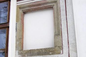 renesanční kamenné ostění a fresková výzdoba - pozůstatek bývalé renesanční tvrze ( © Jan P. Štěpánek 03/2006)